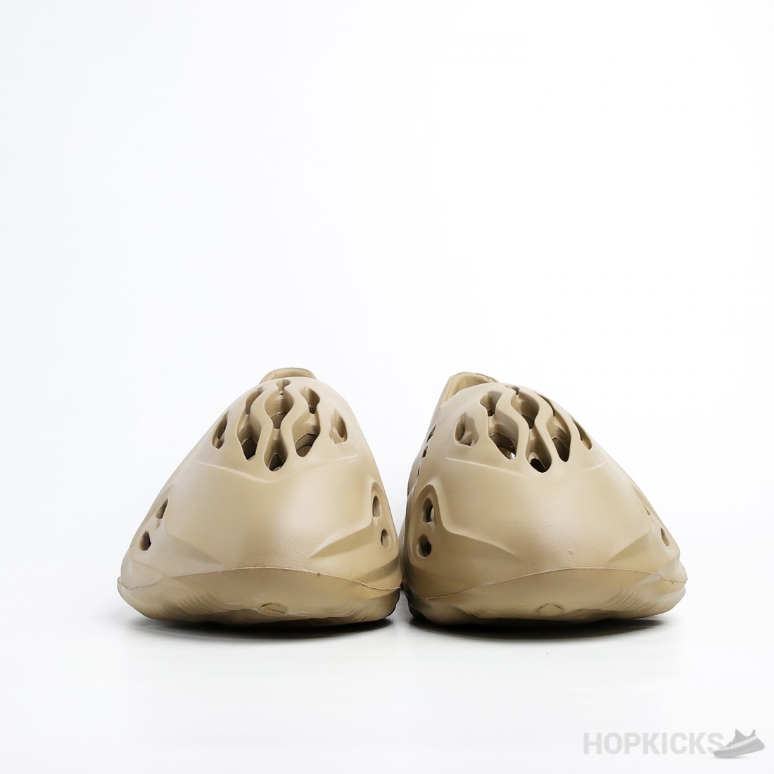 yeezy rnnr sand